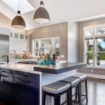 Peraza Construction - a kitchen with a large island - General Contractors Near Me - American Canyon, California Peraza Construction - a kitchen with a large island - General Contractors Near Me - American Canyon, California