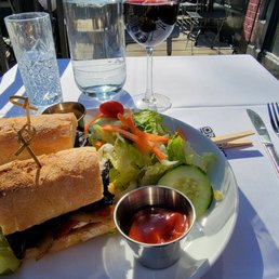 Portabello sandwich (portabello, roasted red peppers, caramelized onions, balsamic) + side salad Portabello sandwich (portabello, roasted red peppers, caramelized onions, balsamic) + side salad