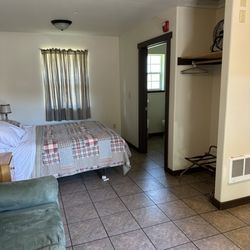 Aspen Inn Motel - Queen size bed - super comfy with great sheets