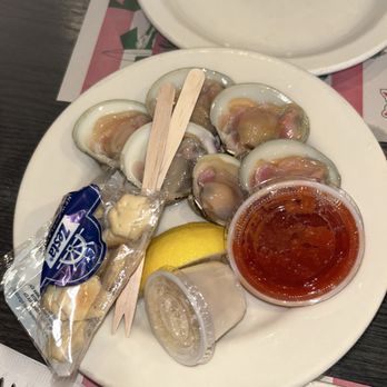 Randazzo's Clam Bar - Raw Little Necks Clams, half dozen - Seafood Near Me - Brooklyn, New York