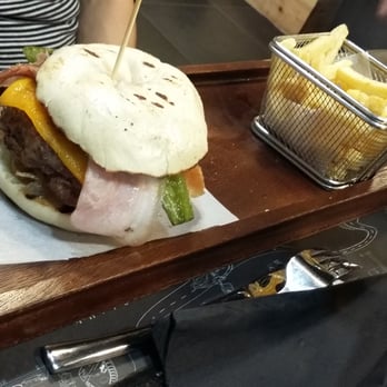 Tates - Hamburguesa tates, nada que objetar a los clásicos. - Burgers Near Me - Alcobendas, M Tates - Hamburguesa tates, nada que objetar a los clásicos. - Burgers Near Me - Alcobendas, M