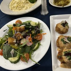 Cherokee Yacht Club & Marina - House salad and crab cakes.