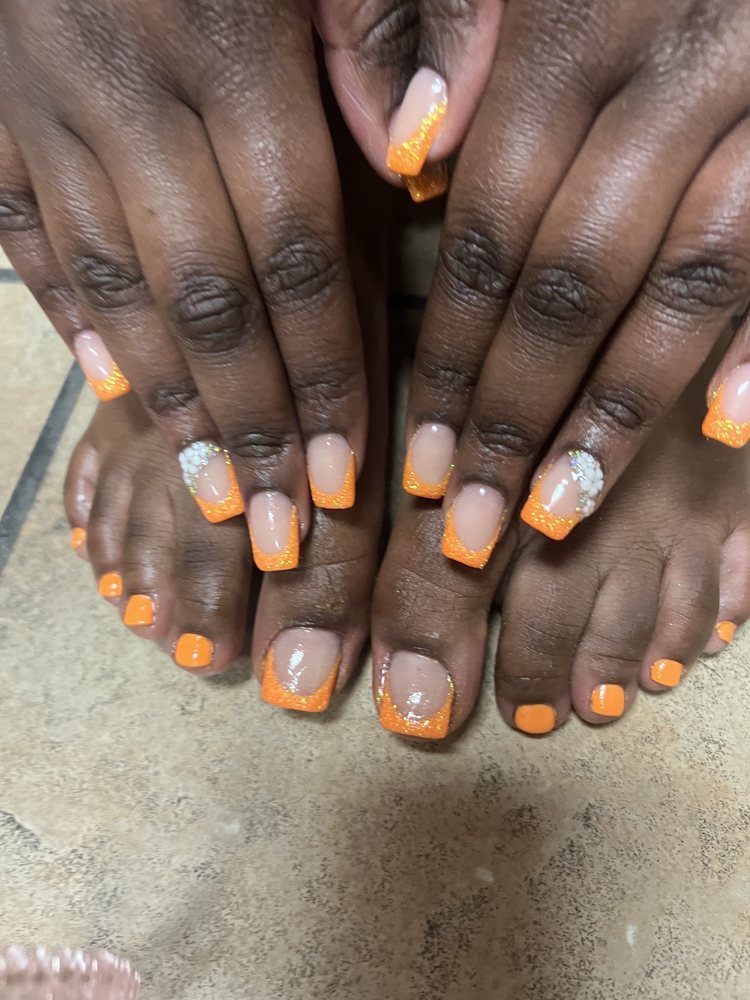 Q Nails Logo
