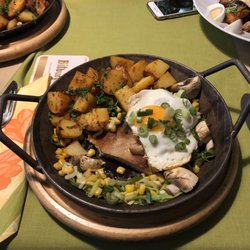 Bockshahnpfanne mit Schnitzel, Spiegelei, Bratkartoffeln, Lauch, Mais und frischen Champions