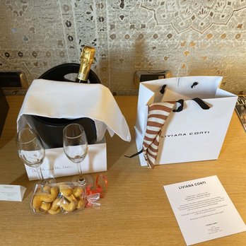 Starhotels Splendid Venice - Champagne, gifts and handwritten note waiting for us in our room! - Hotels Near Me - Venezia, VE