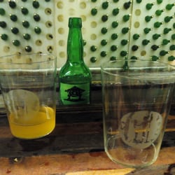 Tierra Astur - Sidra metida en una corriente de agua para que este siempre fresquita