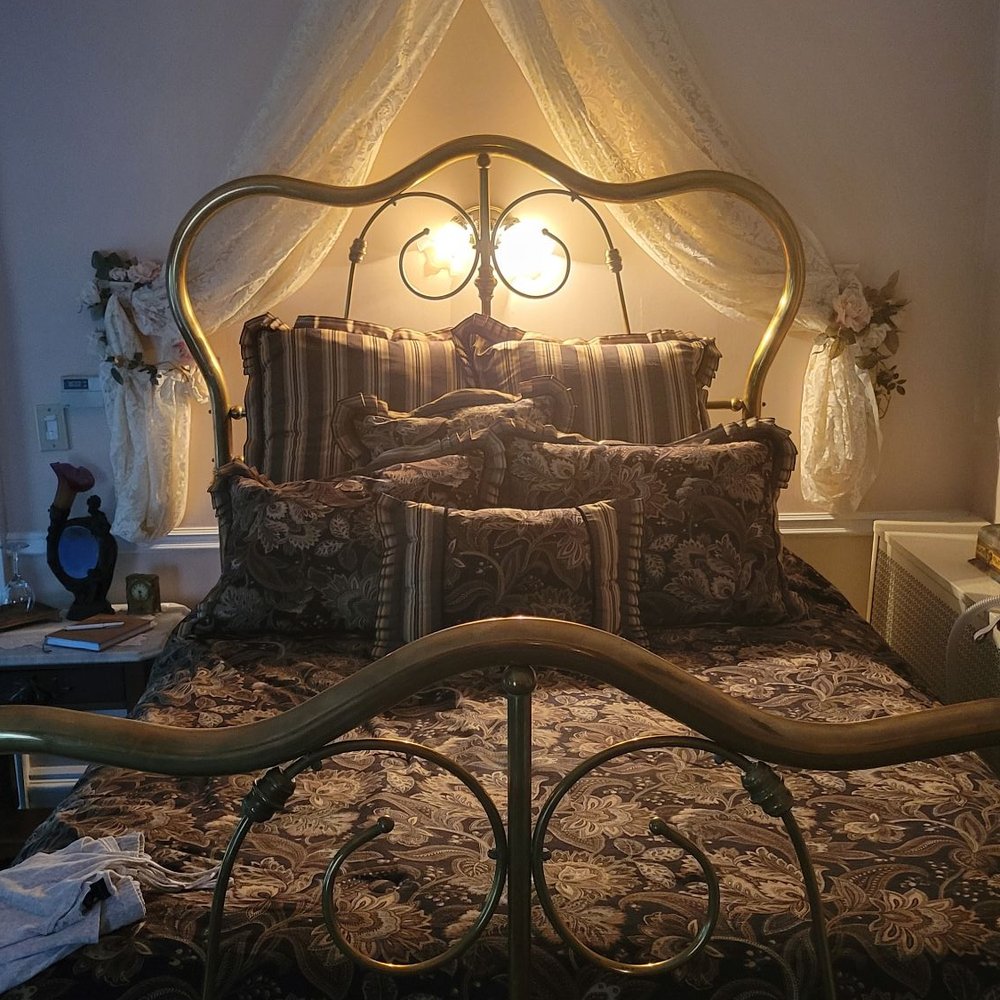 Raindrops on Roses - Bed & Breakfast Near Me - Herkimer, New York Raindrops on Roses - Bed & Breakfast Near Me - Herkimer, New York