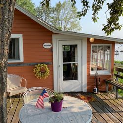 Snug Harbor Inn Cottages and Marina - Deck area