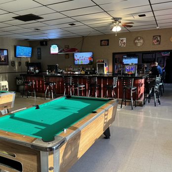 Yesterday's - Bar area and pool tables - American Near Me - Saint Louis, Missouri