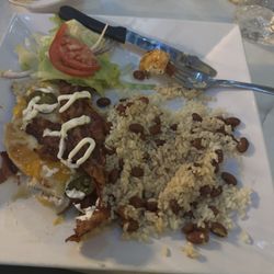 Pelican's Boquerón - Pollo a la ranchera con arroz y habichuelas