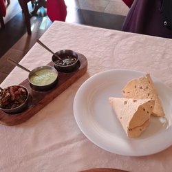 Ristorante Indiano Gandhi - Pappadum and chutneys
