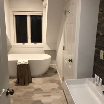 Field Guide Lodge - Bathroom - Hotels Near Me - Stowe, Vermont Field Guide Lodge - Bathroom - Hotels Near Me - Stowe, Vermont