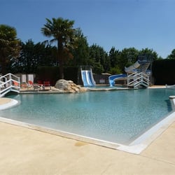 Camping Le Château de La Grenouillère - Le bassin extérieur avec toboggans