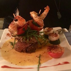 Riesengarnelen auf Grilltomate, auf Rinderfilet, auf knusprigem Brot, auf Hummerrahmsauce, mjam, mjam.