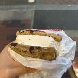 Vanilla ice cream / chocolate chip cookies Vanilla ice cream / chocolate chip cookies