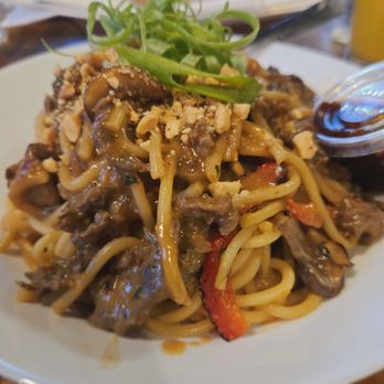 Dos Sirenos Brewing - Thai Philly Steak Noodles - Breweries Near Me - San Antonio, Texas