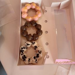 Mochi Dough - Strawberry lemonade, double chocolate, cookies and cream All yummy