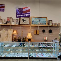 American Thrift - Farmingville - Nice costume jewelry selection