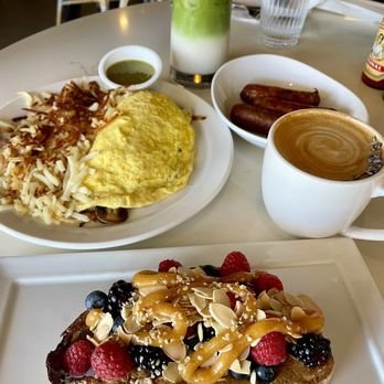 Kitchen in the Canyon - Iced Matcha Latte, Garden Veggie Omelet, Almond Berry Toast, Lavender Latte, & side of sausage! - Breakfast & Brunch Near Me - Laguna Beach, California