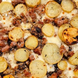 MATTO NAPOLETANO PIZZERIA - Matto pizza. In-house roasted potatoes, mozzarella, pork sausage, pepper and rosemary