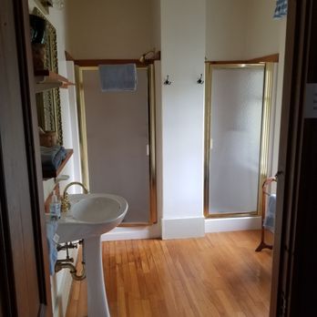 Moore's Inn - Room 6 private bath has two showers - Hotels Near Me - Saxtons River, Vermont