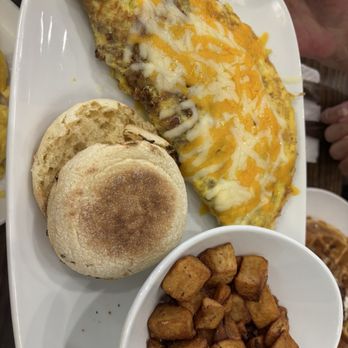 Another Broken Egg Cafe - Omelette, Potatoes and English Muffin - Cafes Near Me - Lake Mary, Florida