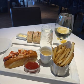 Eddie V's Prime Seafood - Lobster roll, french fries and Narrative, Chardonnay, California - Seafood Near Me - El Segundo, California