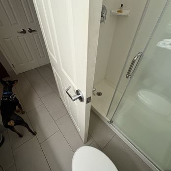 La Quinta by Wyndham Kearney - Tight fit in bathroom. - Hotels Near Me - Kearney, Nebraska