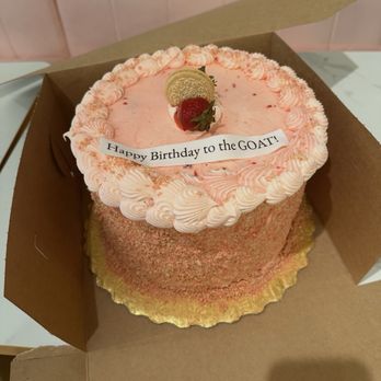 AmazCakes - So it was my daughter's 12th birthday and this cake was just horrible... Inside was dry asf we threw this shit away - Cupcakes Near Me - Chicago, Illinois