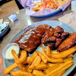 St. Louis Bar & Grill - Inexperienced but sweet staff Manager did the right thing and took our salt lick food off the bill