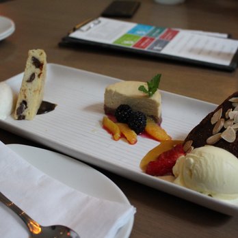 Moxies Toronto Downtown Restaurant - Lounges Near Me - Toronto, Ontario