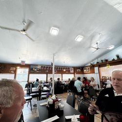 Polly's Diner - Dining room pic