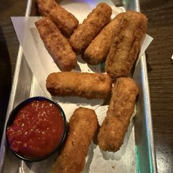 TJ's Cascade Bar & Grill - Mozzarella sticks