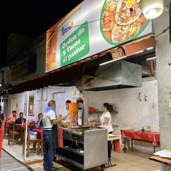 Los auténticos tacos al pastor - Outside