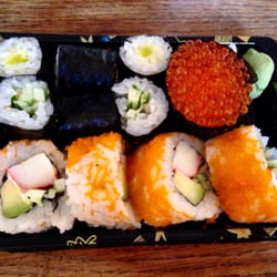 Sushi 'n Sake - Tobiko Nigiri / rettich & kappa maki / California Roll