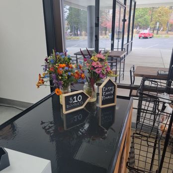 Lyons Fare - Inside - Coffee & Tea Near Me - Grass Valley, California
