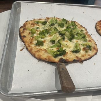 Frank Pepe Pizzeria - Broccoli and cheese pizza - Pizza Near Me - Plantation, Florida Frank Pepe Pizzeria - Broccoli and cheese pizza - Pizza Near Me - Plantation, Florida