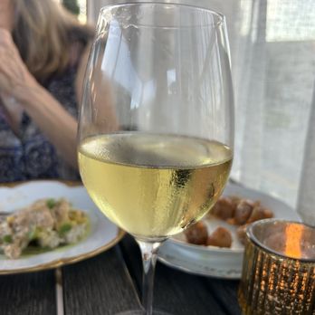 Vida - Nice Chardonnay pour - Tapas/Small Plates Near Me - Thornwood, New York Vida - Nice Chardonnay pour - Tapas/Small Plates Near Me - Thornwood, New York