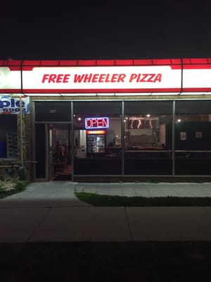 Free Wheeler Pizza by null