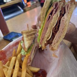 Bomber's Bar & Grill - Club sandwich