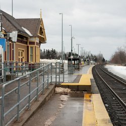 Maple GO Station - Station and rails facing southbound