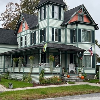Henniker House Bed & Breakfast - Bed & Breakfast Near Me - Henniker, New Hampshire