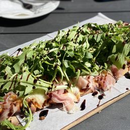 Arugula and prosciutto flatbread