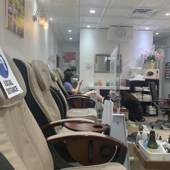 Bilancia Nail Spa - Socially distanced pedicure stations with plexi dividers - Nail Salons Near Me - Chicago, Illinois