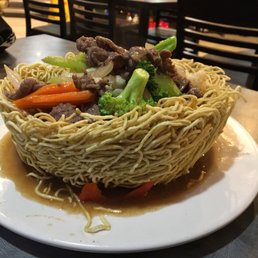 Stir-fried Beef with Vegetables On Crispy Egg Noodle / Mì Bò Xào Dòn
