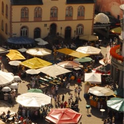 Rheingauer Weinwoche - Blick von der Marktkirche auf die Weinstände