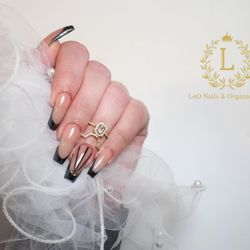 LeO Nails & Organic Spa - Vancouver - Elevate your nail game with our premium Acrylic Powder & French Design!