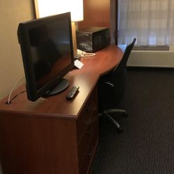 Sleep Inn & Suites Of Lancaster County - Tv/desk/armoire/fridge/microwave area
