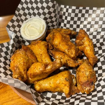 Dustin's Bar-B-Q - 10 wings with Cajun Dry Rub! I love a good dry rub! The wings stay crispy. - Barbeque Near Me - Orlando, Florida Dustin's Bar-B-Q - 10 wings with Cajun Dry Rub! I love a good dry rub! The wings stay crispy. - Barbeque Near Me - Orlando, Florida