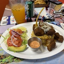 Sabor a Mi Tierra - Trifongo con Carne (de Cerdo) Frita y Ensalada de Aguacate
